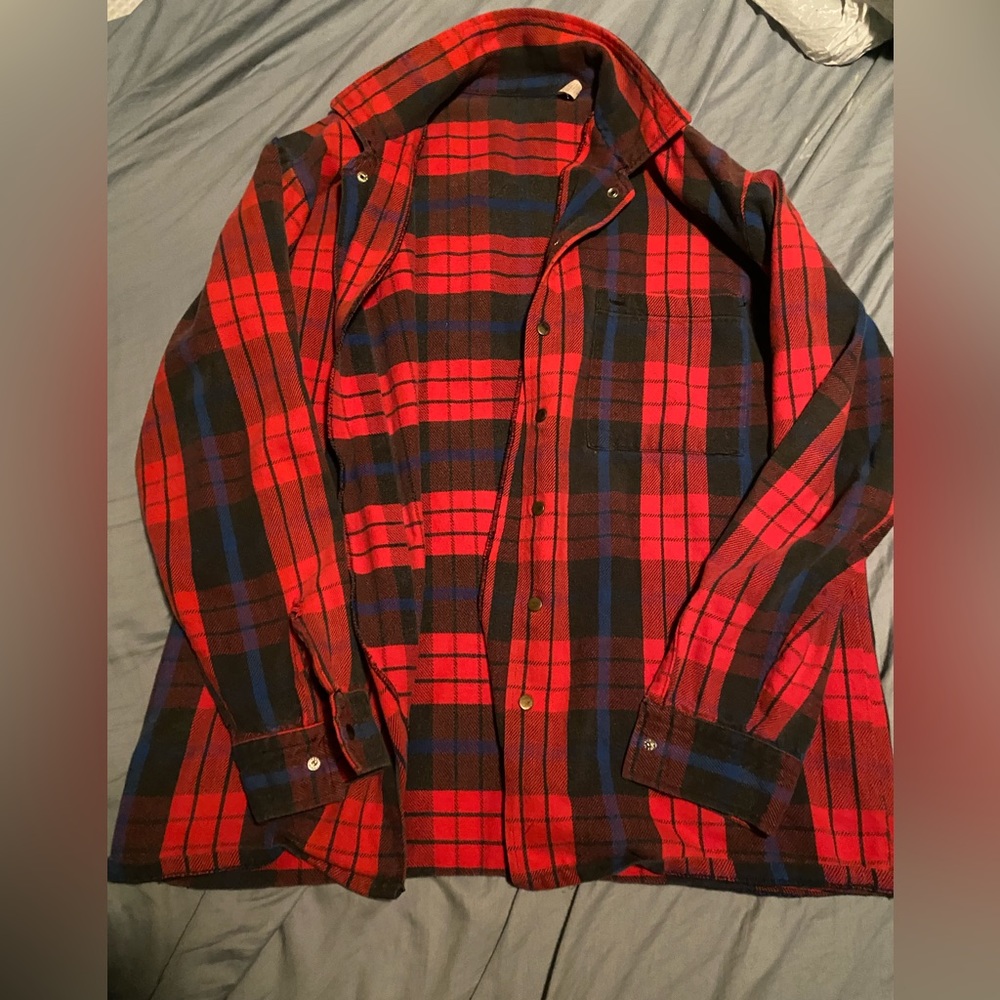 No size or brand listed. I would say this is a medium.
